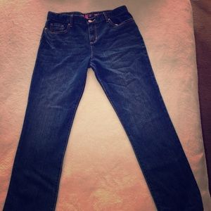 The children place blur jeans